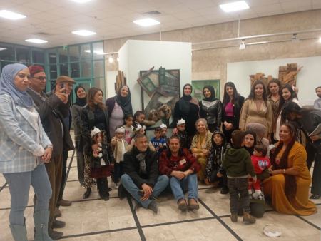  صالة العنقود في طمرة تحتضن المعرض الفني "جداريات خشبية"